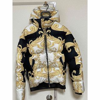 ヴェルサーチ(VERSACE)の豪華‼️VERSACE ヴェルサーチバロック柄ダウン　44(ダウンジャケット)