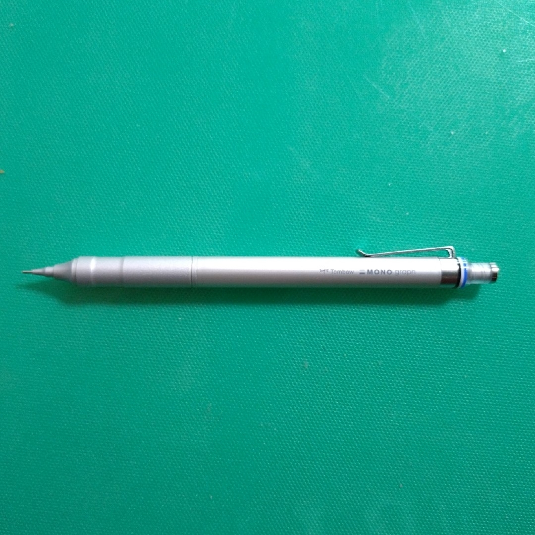 トンボ鉛筆(トンボエンピツ)のトンボ モノグラフファイン シルバー 0.5mm DPA-112A インテリア/住まい/日用品の文房具(ペン/マーカー)の商品写真