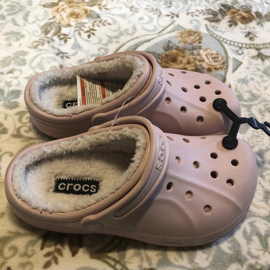 crocs(クロックス)のクロックス　新品スリッパ　US 7サイズ レディースの靴/シューズ(サンダル)の商品写真