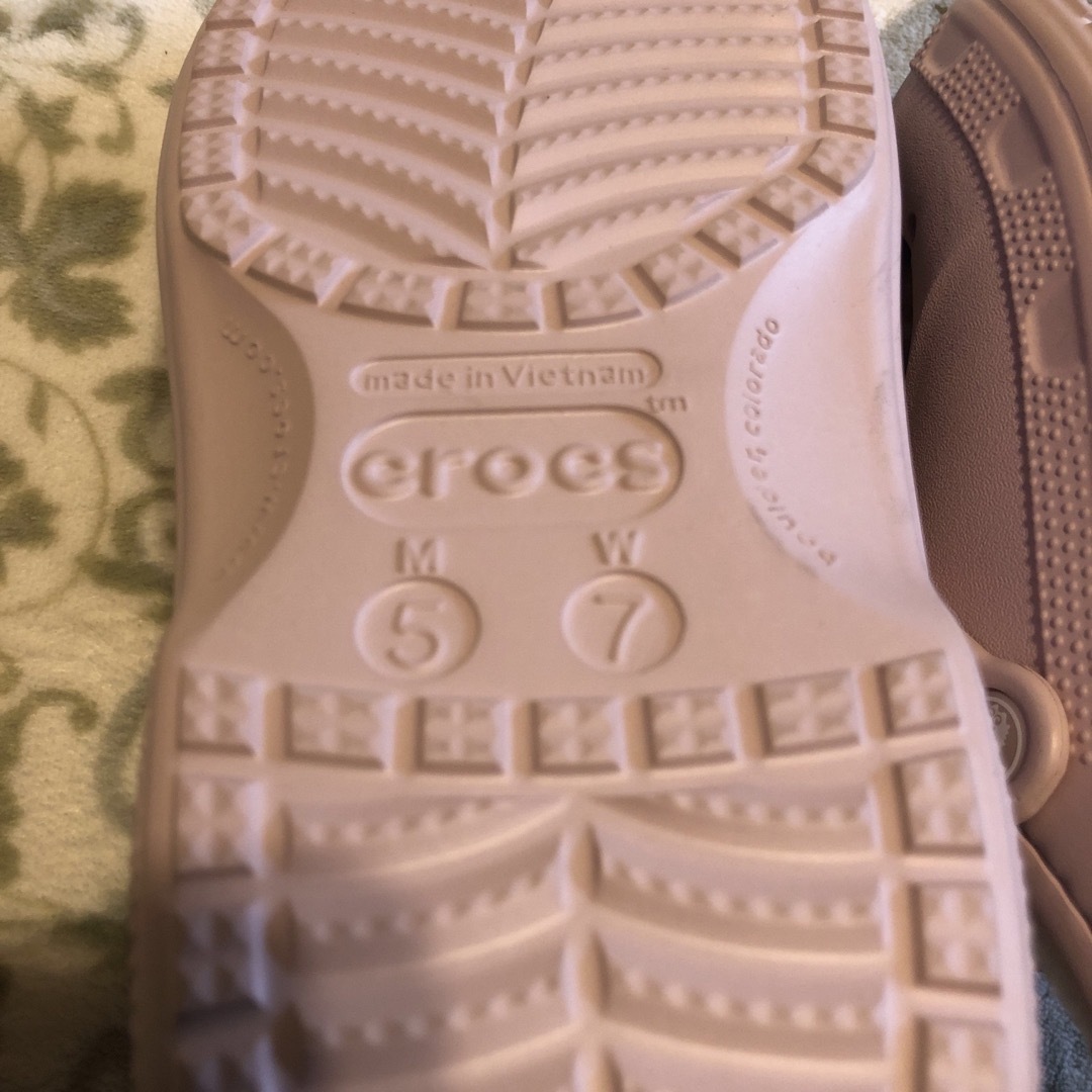 crocs(クロックス)のクロックス　新品スリッパ　US 7サイズ レディースの靴/シューズ(サンダル)の商品写真