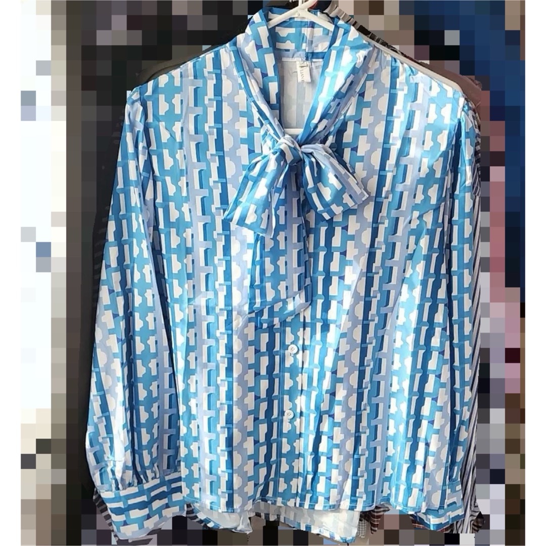 シフォンブラウスシャツ　柄プリントシャツ　リボン飾り　おしゃれシャツ レディースのトップス(シャツ/ブラウス(長袖/七分))の商品写真