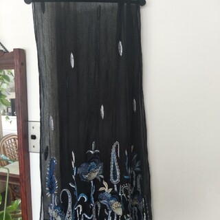 シルク１００　ストール　スパンコール刺繍　Black＆ブルー系(ストール/パシュミナ)