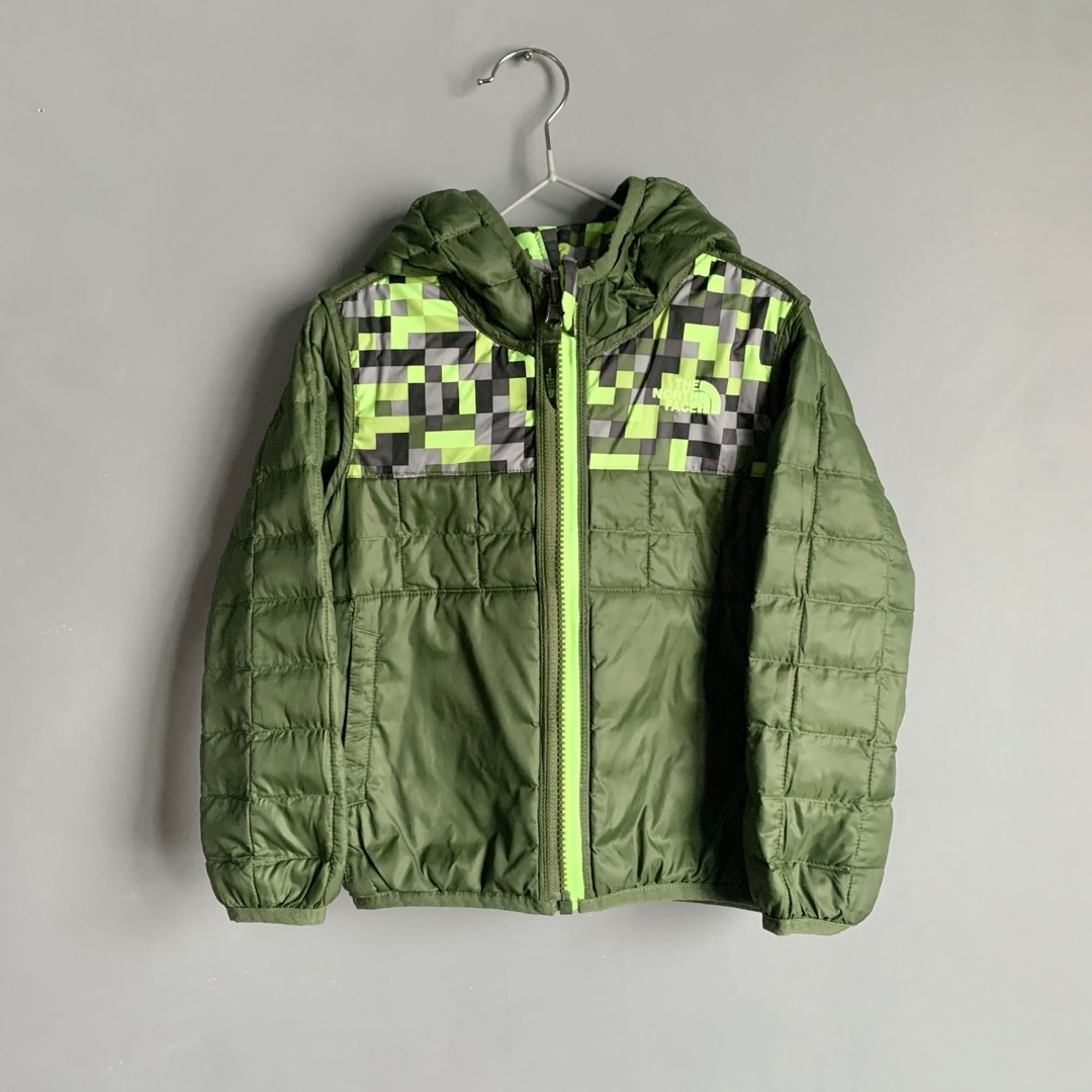 THE NORTH FACE(ザノースフェイス)のTHE NORTH FACE 子供用３歳 ダウンジャケット ノースフェイスキッズ キッズ/ベビー/マタニティのキッズ服男の子用(90cm~)(ジャケット/上着)の商品写真