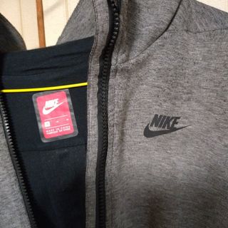 ナイキ(NIKE)のフード付きジップパーカー　保温(パーカー)