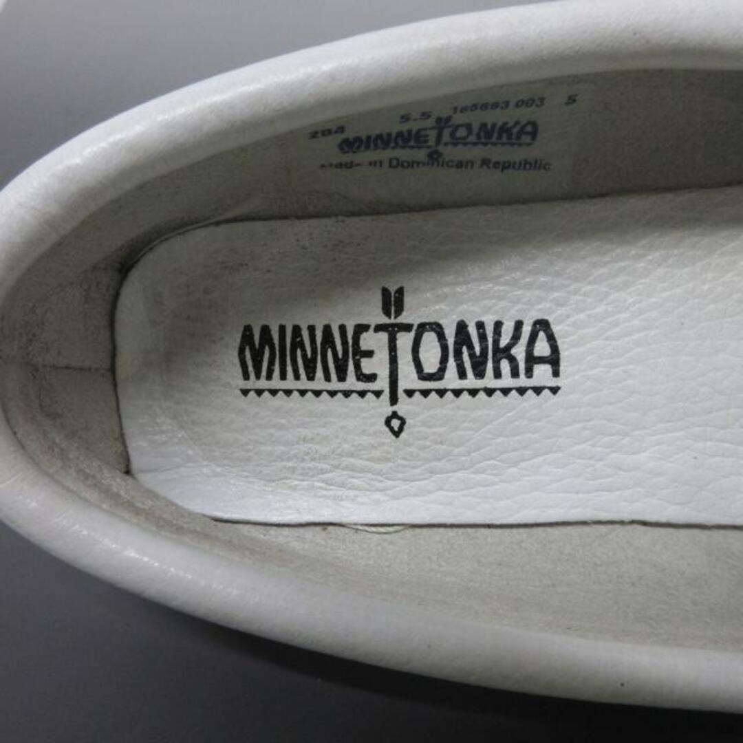 Minnetonka(ミネトンカ)のMINNETONKA(ミネトンカ) フラットシューズ 5 レディース - 白 モカシン レザー レディースの靴/シューズ(その他)の商品写真
