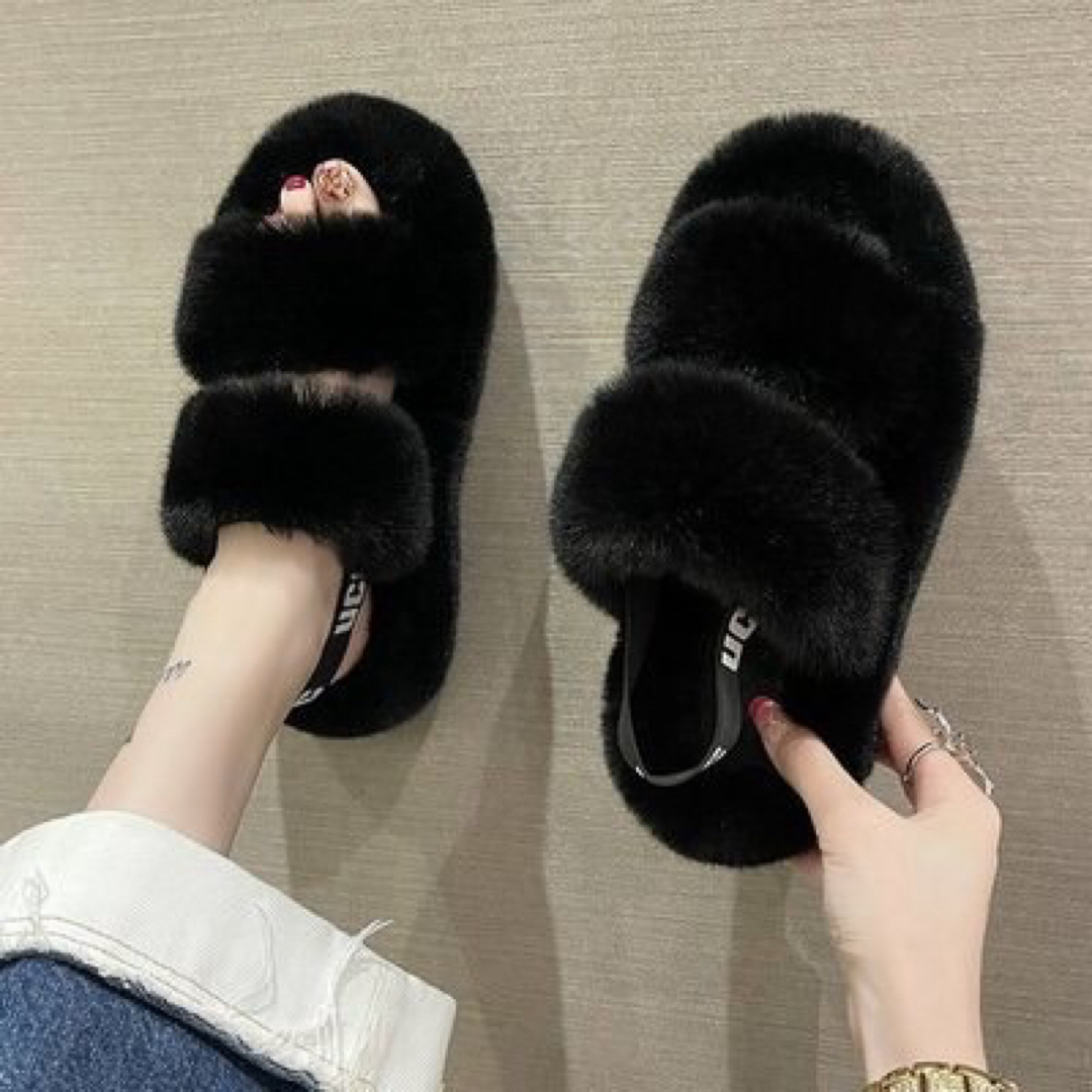 UGG(アグ)のファーサンダル レディース 24cm 厚底 ブラック レディースの靴/シューズ(サンダル)の商品写真