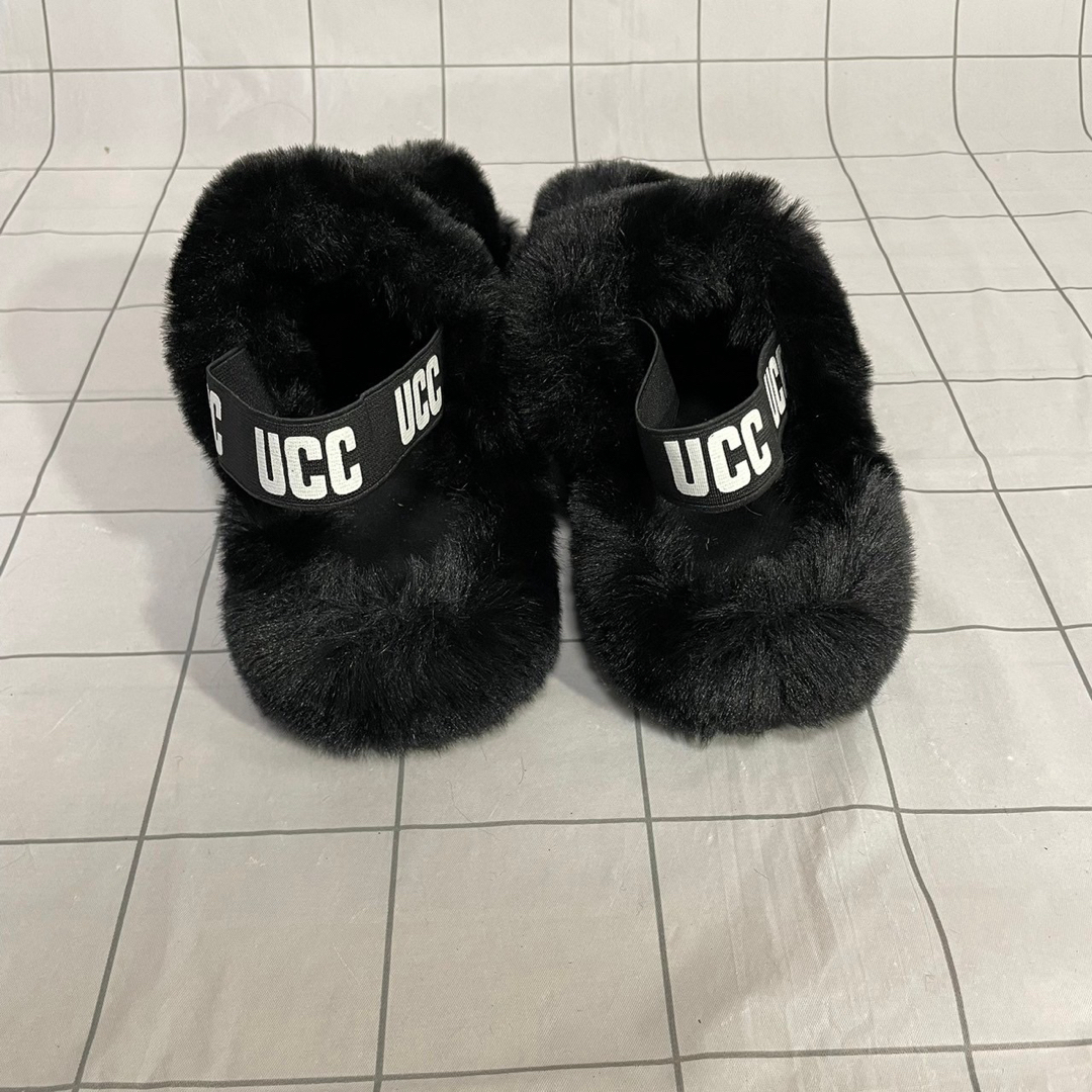 UGG(アグ)のファーサンダル レディース 24cm 厚底 ブラック レディースの靴/シューズ(サンダル)の商品写真