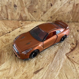 トミカ　日産GT-R オレンジミニカー　202426
