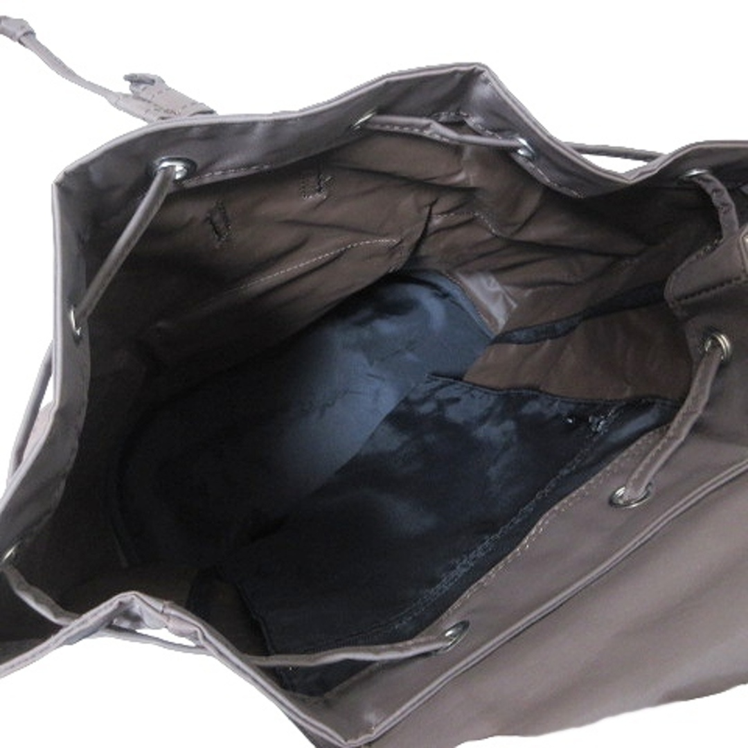 GUESS(ゲス)のゲス リュックサック デイパック ロゴプレート 布製 茶 ブラウン ■GY11  レディースのバッグ(リュック/バックパック)の商品写真