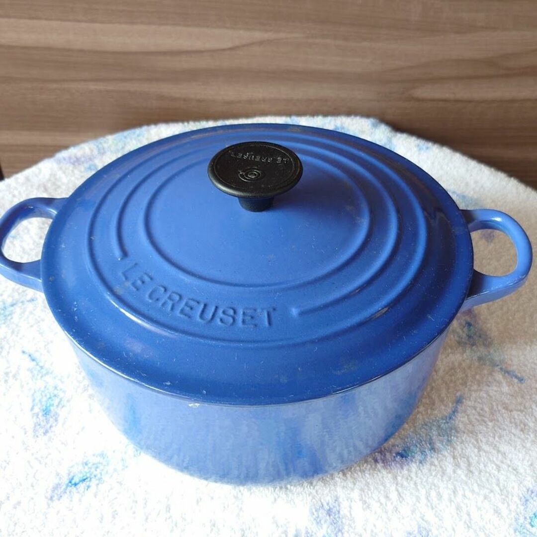 LE CREUSET(ルクルーゼ)のル・クルーゼ　ココット・ロンド　両手鍋　２０cm　ブルー　Le Creuset インテリア/住まい/日用品のキッチン/食器(鍋/フライパン)の商品写真