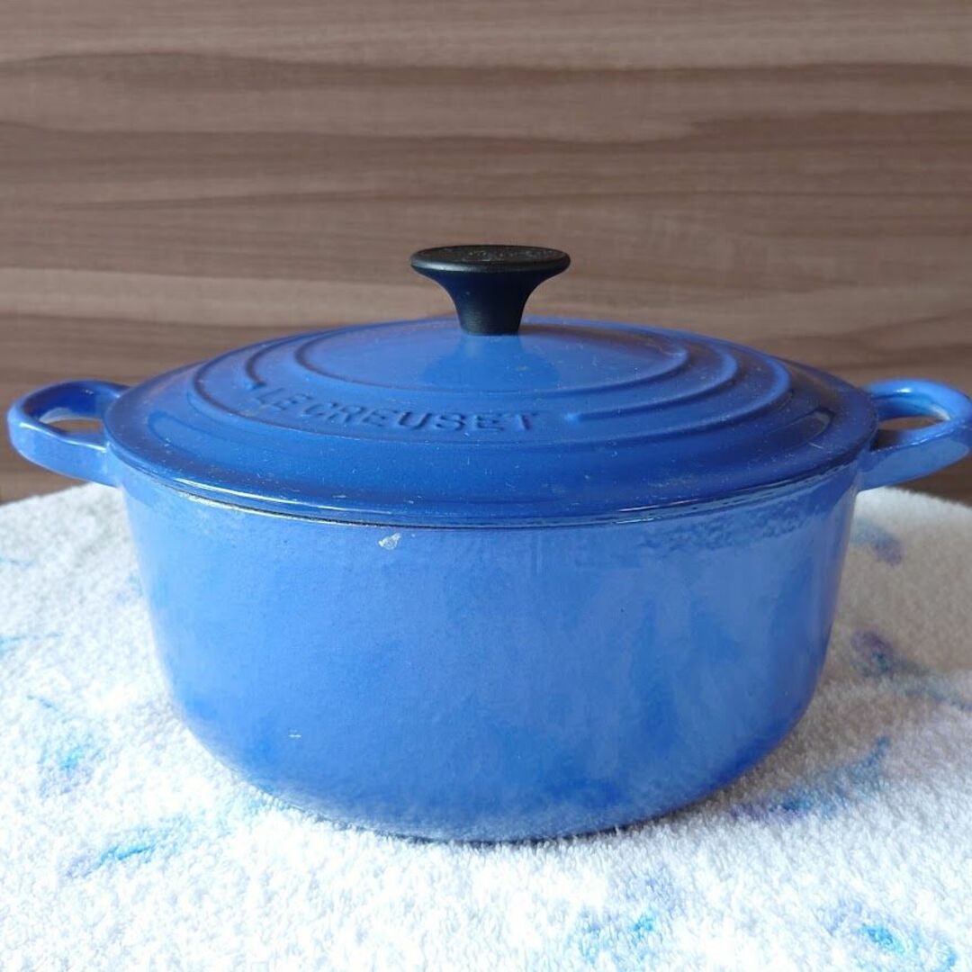 LE CREUSET(ルクルーゼ)のル・クルーゼ　ココット・ロンド　両手鍋　２０cm　ブルー　Le Creuset インテリア/住まい/日用品のキッチン/食器(鍋/フライパン)の商品写真