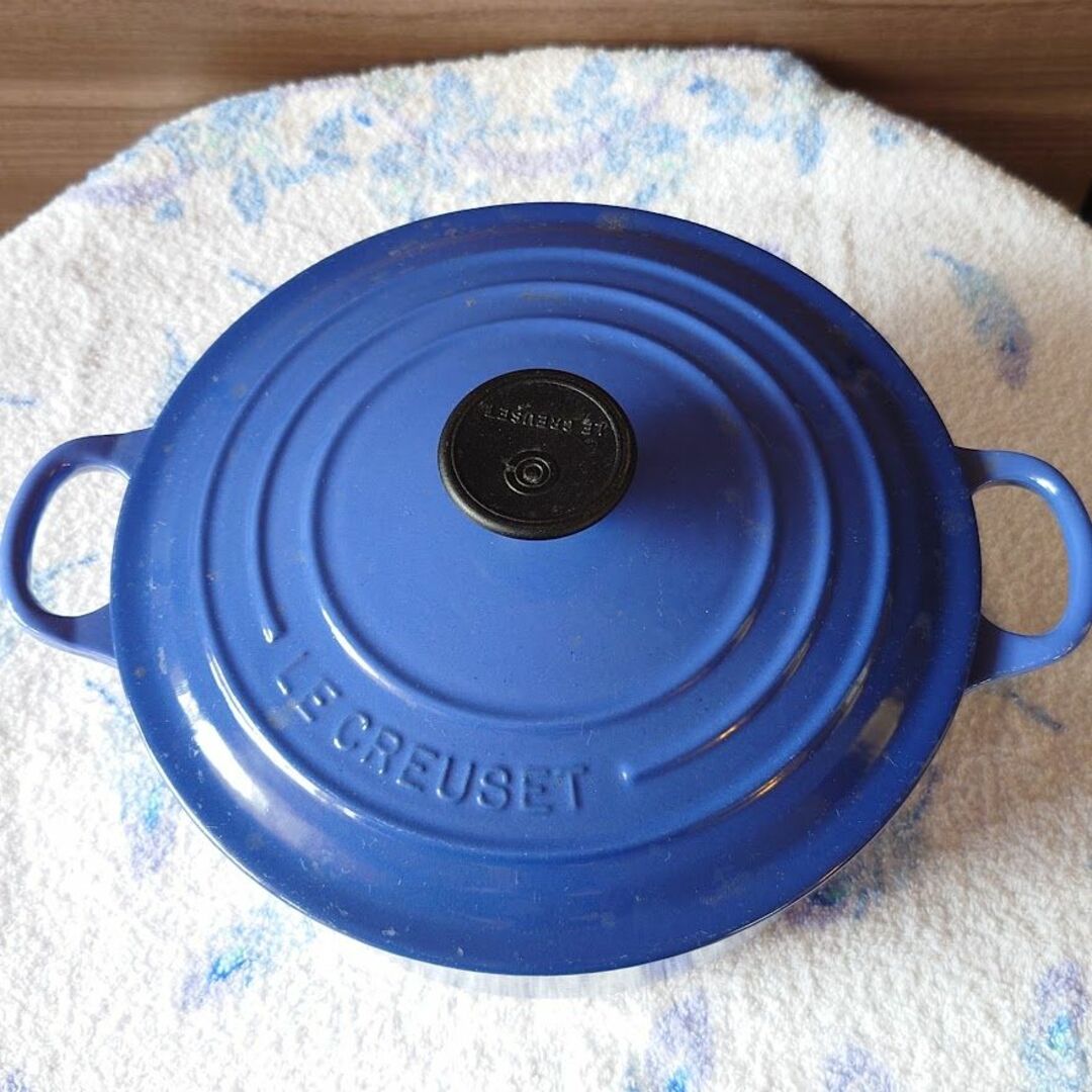 LE CREUSET(ルクルーゼ)のル・クルーゼ　ココット・ロンド　両手鍋　２０cm　ブルー　Le Creuset インテリア/住まい/日用品のキッチン/食器(鍋/フライパン)の商品写真