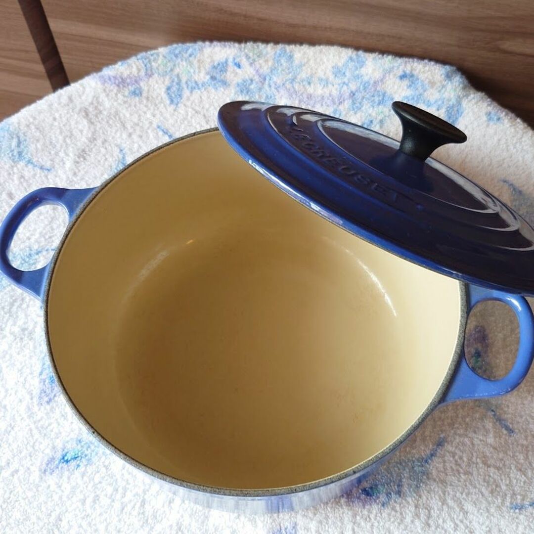 LE CREUSET(ルクルーゼ)のル・クルーゼ　ココット・ロンド　両手鍋　２０cm　ブルー　Le Creuset インテリア/住まい/日用品のキッチン/食器(鍋/フライパン)の商品写真