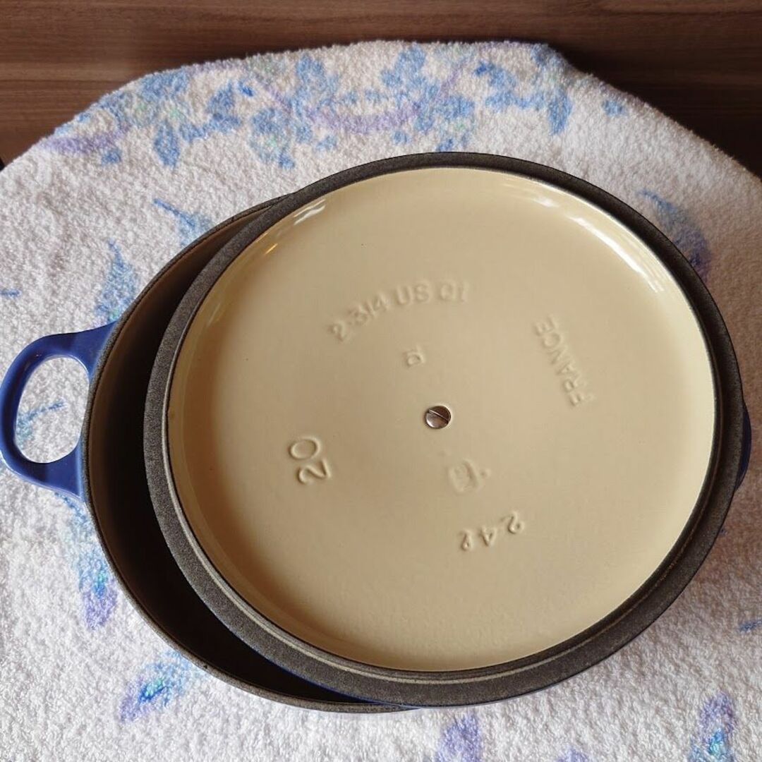 LE CREUSET(ルクルーゼ)のル・クルーゼ　ココット・ロンド　両手鍋　２０cm　ブルー　Le Creuset インテリア/住まい/日用品のキッチン/食器(鍋/フライパン)の商品写真