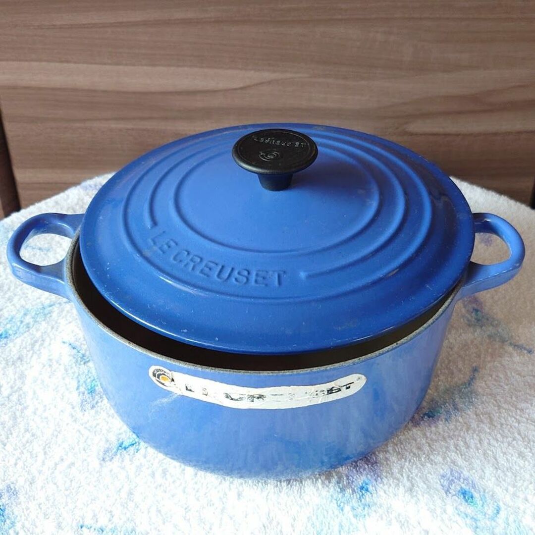 LE CREUSET(ルクルーゼ)のル・クルーゼ　ココット・ロンド　両手鍋　２０cm　ブルー　Le Creuset インテリア/住まい/日用品のキッチン/食器(鍋/フライパン)の商品写真