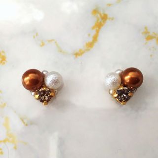 パールビジュー ブラウン×グレージュ ピアス イヤリング(ピアス)