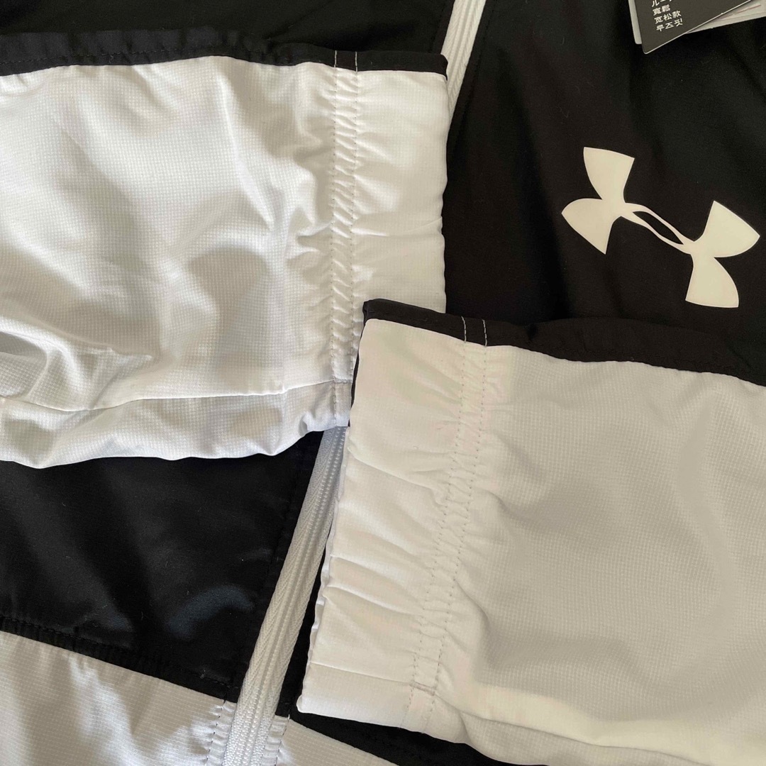 UNDER ARMOUR(アンダーアーマー)の新品　145-155 アンダーアーマー　黒白 キッズ/ベビー/マタニティのキッズ服男の子用(90cm~)(ジャケット/上着)の商品写真