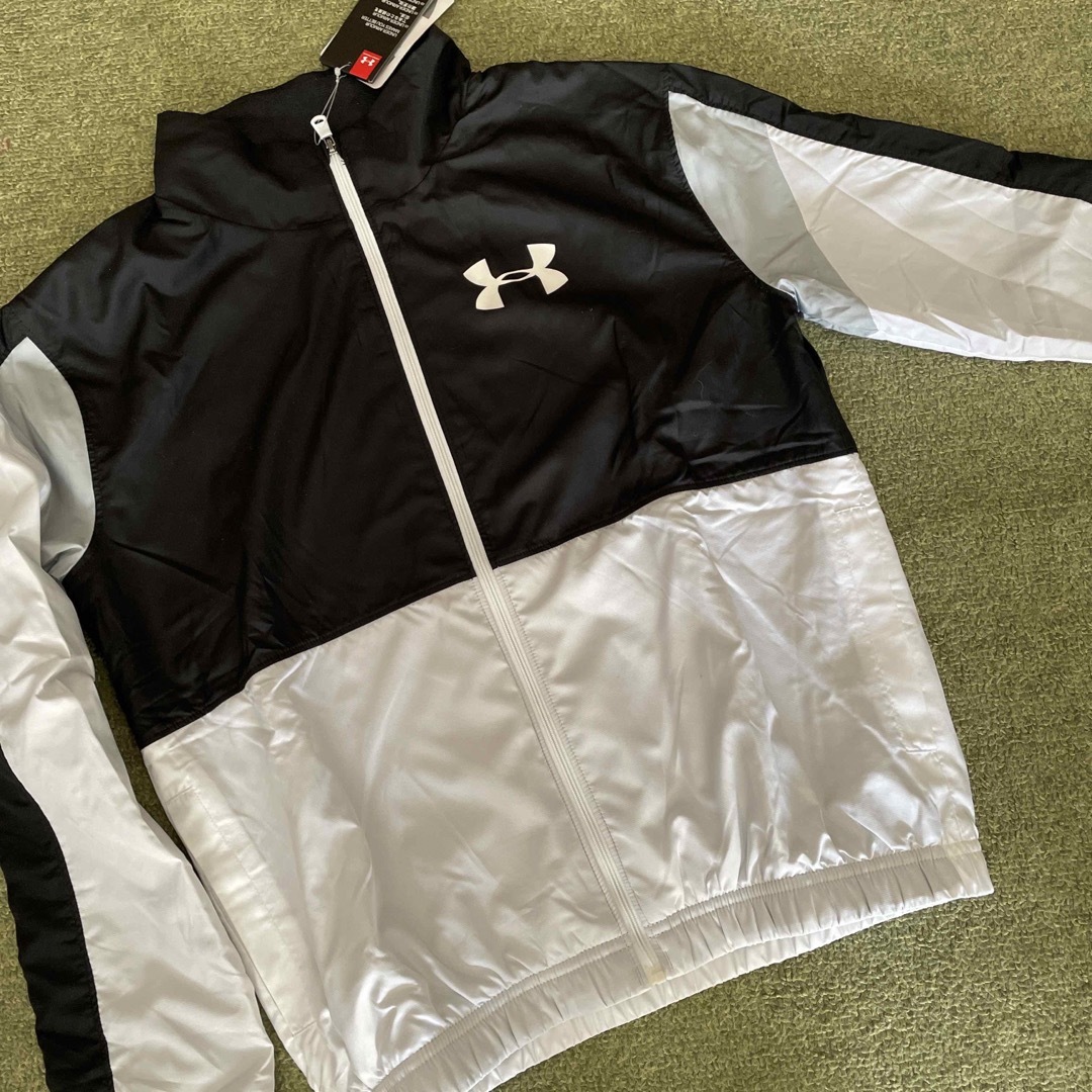 UNDER ARMOUR(アンダーアーマー)の新品　145-155 アンダーアーマー　黒白 キッズ/ベビー/マタニティのキッズ服男の子用(90cm~)(ジャケット/上着)の商品写真