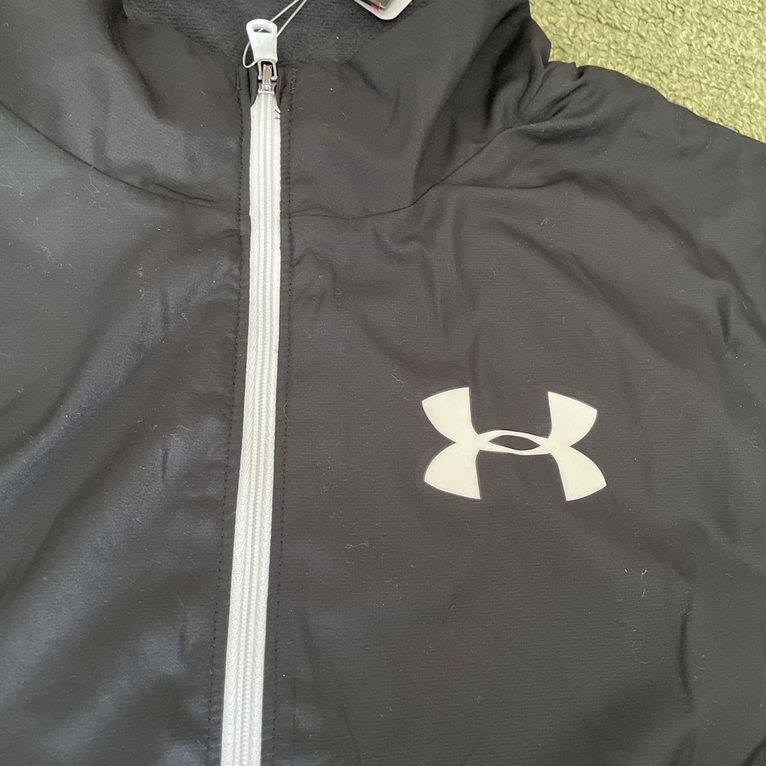 UNDER ARMOUR(アンダーアーマー)の新品　145-155 アンダーアーマー　黒白 キッズ/ベビー/マタニティのキッズ服男の子用(90cm~)(ジャケット/上着)の商品写真