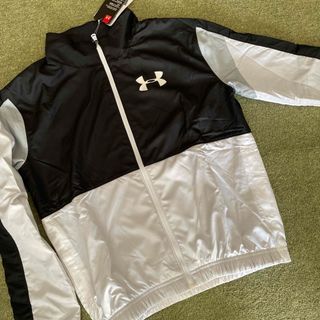 アンダーアーマー(UNDER ARMOUR)の新品　145-155 アンダーアーマー　黒白(ジャケット/上着)