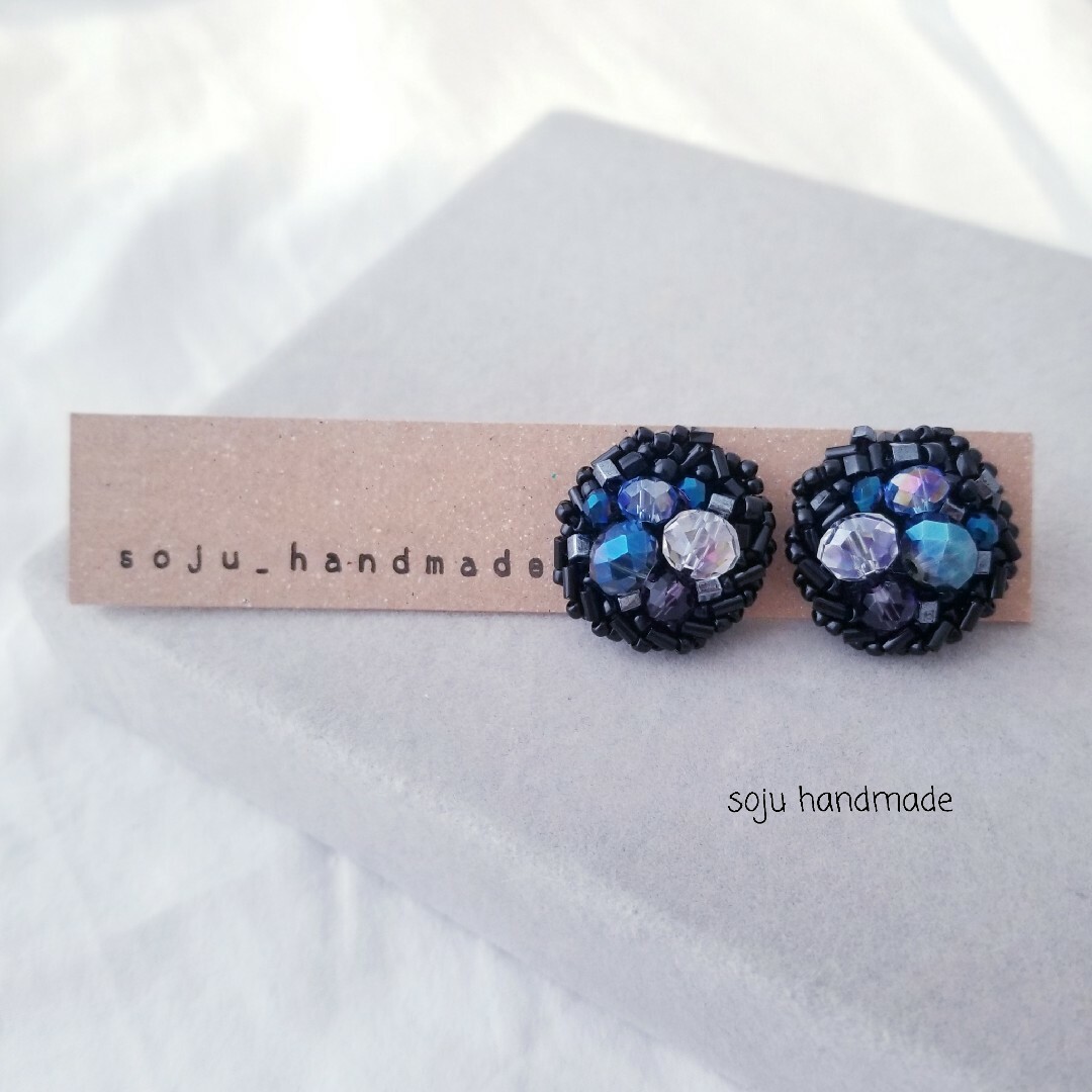 ブラック×ブルーピアス　ビーズ刺繍　ピアス ハンドメイドのアクセサリー(ピアス)の商品写真