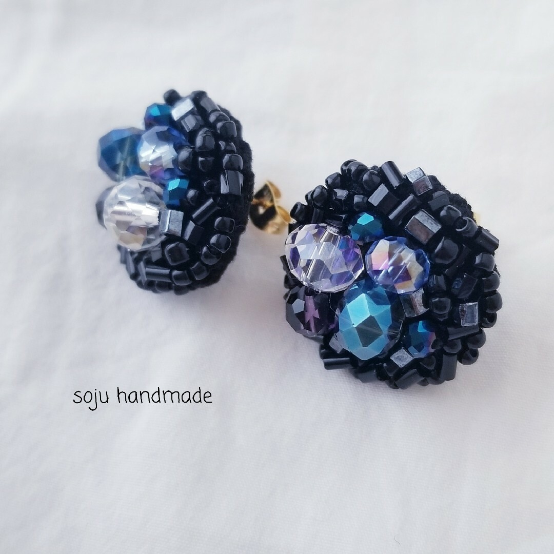 ブラック×ブルーピアス　ビーズ刺繍　ピアス ハンドメイドのアクセサリー(ピアス)の商品写真