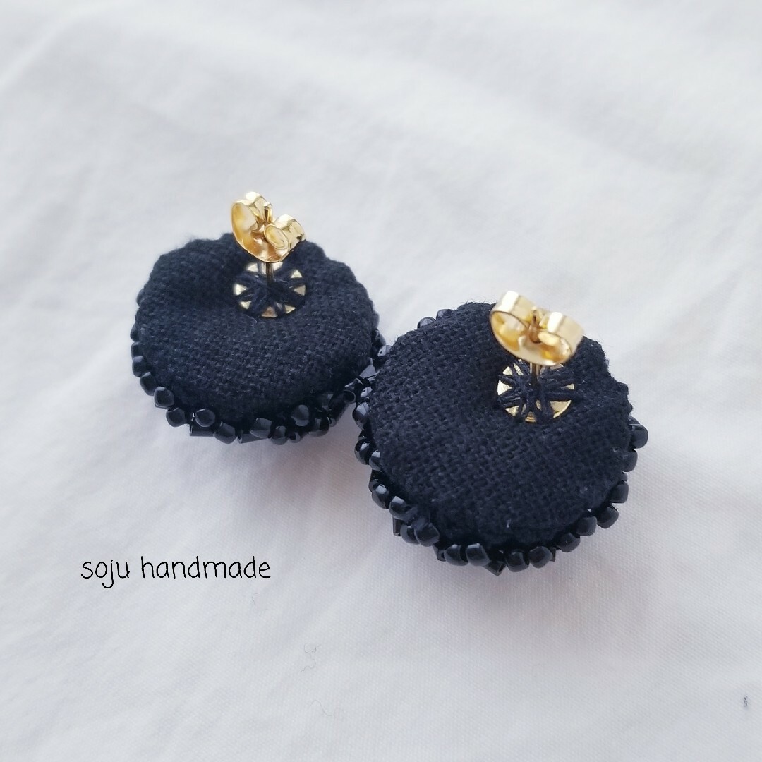 ブラック×ブルーピアス　ビーズ刺繍　ピアス ハンドメイドのアクセサリー(ピアス)の商品写真