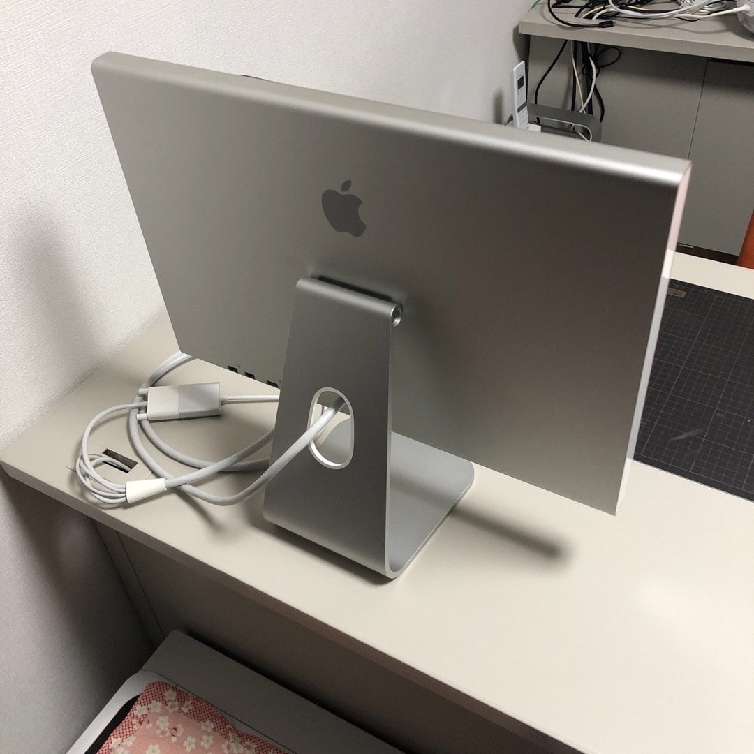 Apple(アップル)の美品【USB-C接続】apple cinema display 20inch スマホ/家電/カメラのPC/タブレット(ディスプレイ)の商品写真