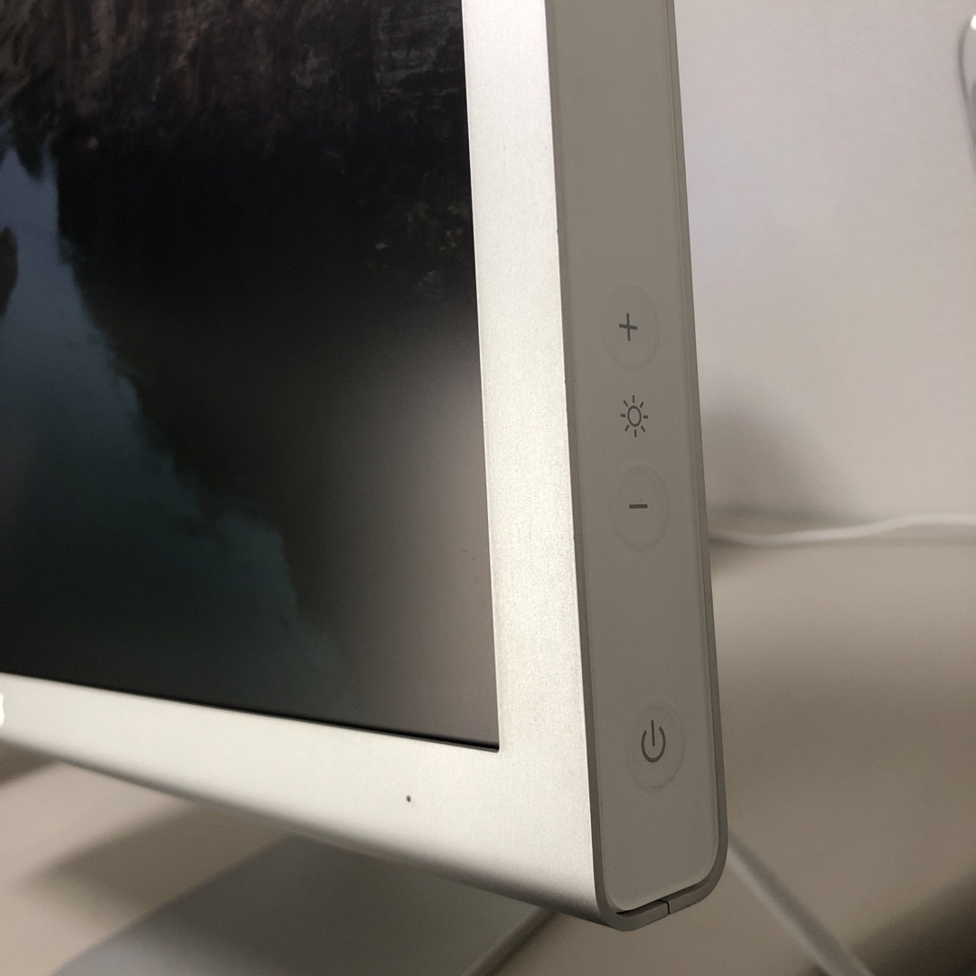 Apple(アップル)の美品【USB-C接続】apple cinema display 20inch スマホ/家電/カメラのPC/タブレット(ディスプレイ)の商品写真