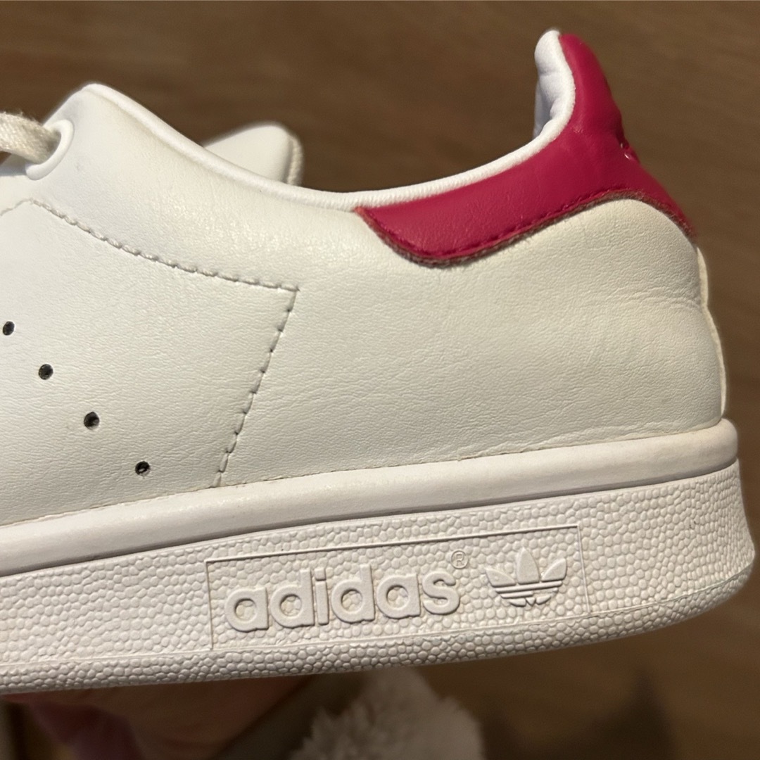 adidas(アディダス)のadidas スタンスミス スニーカー　23cm ピンク レディースの靴/シューズ(スニーカー)の商品写真