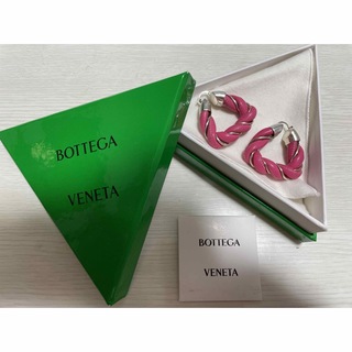 ボッテガヴェネタ(Bottega Veneta)のボッテガヴェネタ フープピアス ツイスト トライアングル ピンク シルバー(ピアス)