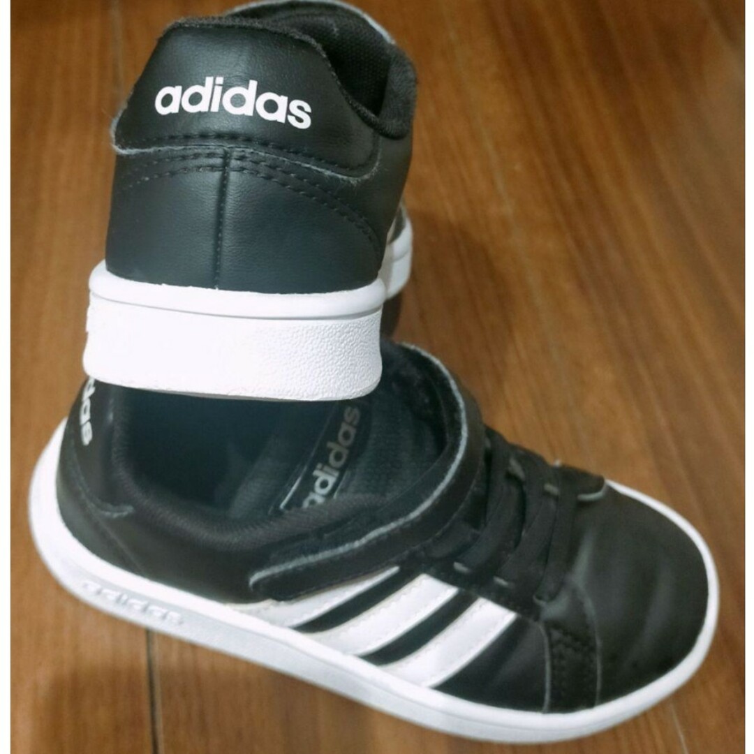 adidas(アディダス)のadidas　スニーカー　17cm 白　黒　グランドコートC スリーライン キッズ/ベビー/マタニティのキッズ靴/シューズ(15cm~)(スニーカー)の商品写真