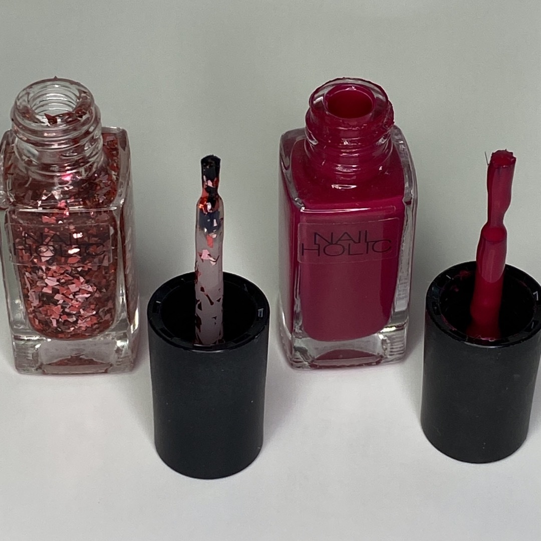 NAIL HOLIC(ネイルホリック)のコーセー　ネイルホリック　赤い2本セット　残量たっぷりあります コスメ/美容のネイル(マニキュア)の商品写真