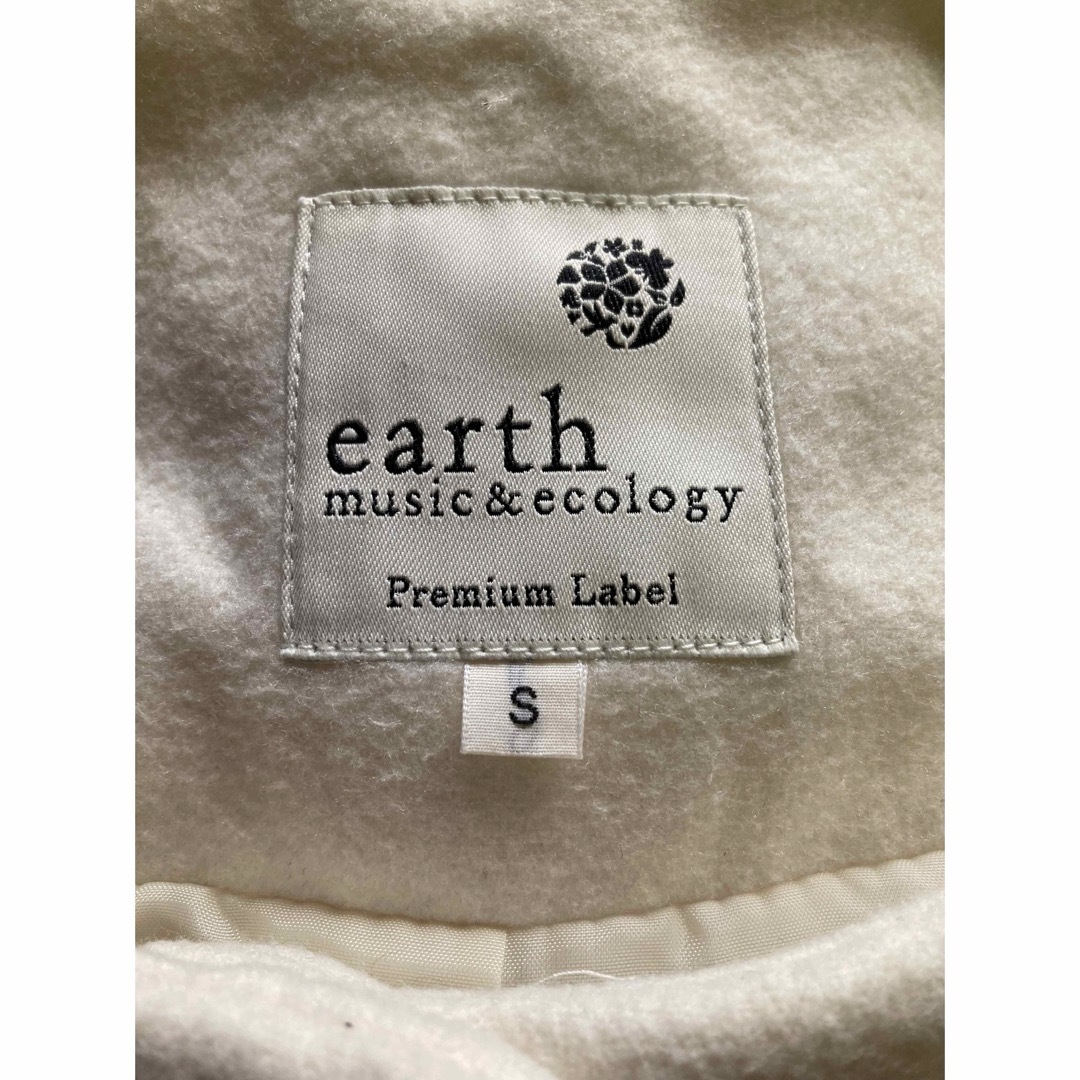 earth music & ecology(アースミュージックアンドエコロジー)のファーコート earth music&ecology  ホワイト レディースのジャケット/アウター(毛皮/ファーコート)の商品写真