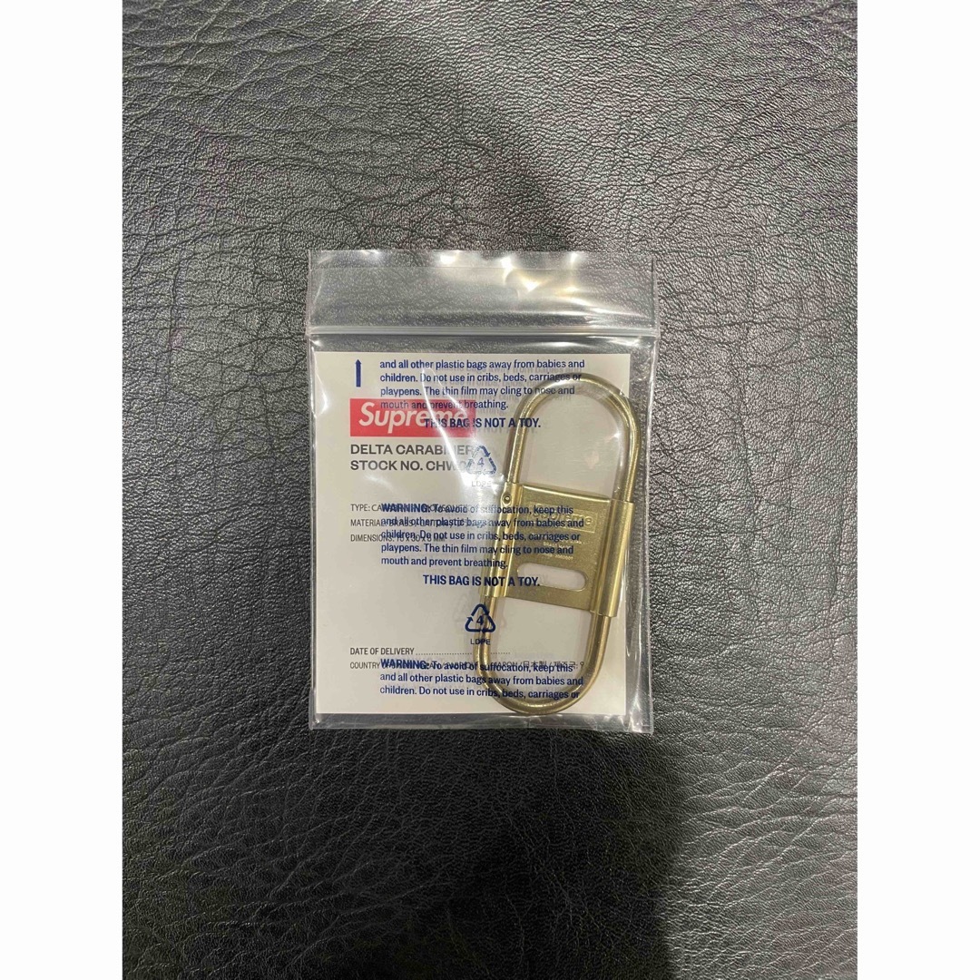 Supreme(シュプリーム)のsupreme CDW Delta Carabiner brass メンズのファッション小物(キーホルダー)の商品写真