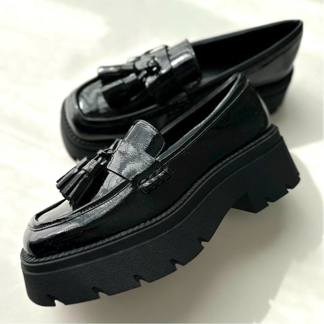 ZARA(ザラ)のZARA　トラックソールローファー タッセルディテール　38サイズ　ブラック レディースの靴/シューズ(ローファー/革靴)の商品写真