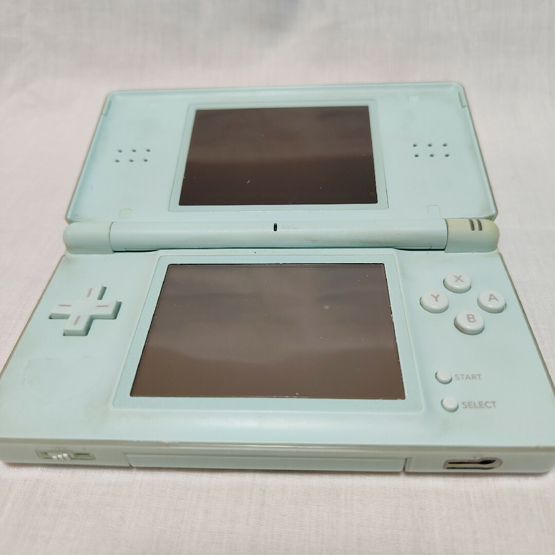 任天堂(ニンテンドウ)のNINTENDO DS Lite　アイスブルー エンタメ/ホビーのゲームソフト/ゲーム機本体(携帯用ゲーム機本体)の商品写真