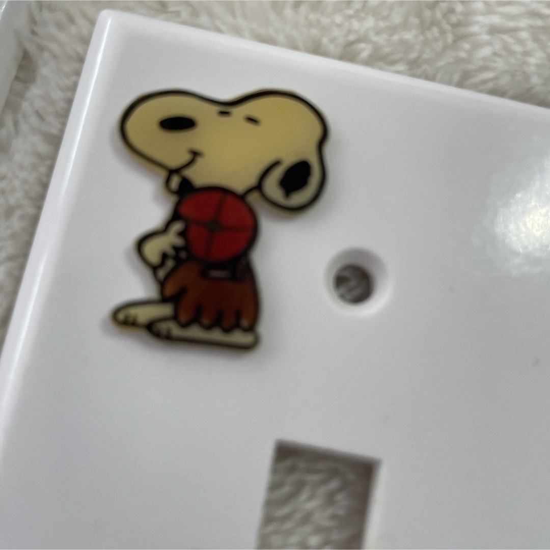 SNOOPY(スヌーピー)の廃盤！SNOOPYスヌーピー　ビンテージ　コンセントカバー　スイッチカバー　2個 ハンドメイドのインテリア/家具(インテリア雑貨)の商品写真