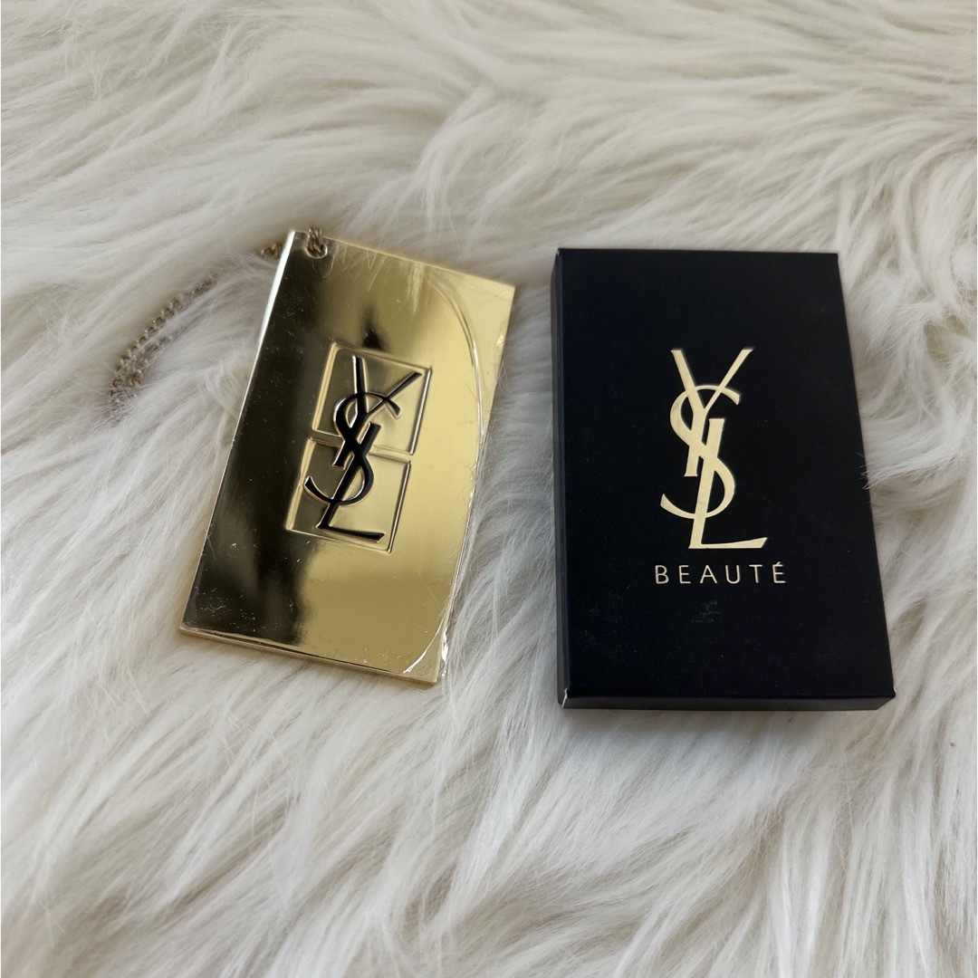 Yves Saint Laurent Beaute(イヴサンローランボーテ)のイヴ・サンローラン YSL エングレイブドミラー ゴールド レディースのファッション小物(ミラー)の商品写真