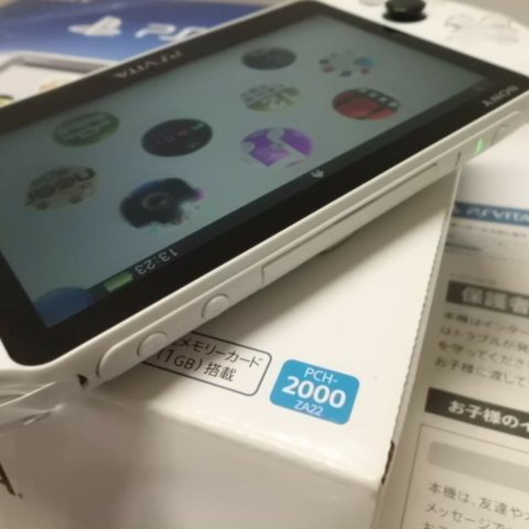 PlayStation Vita(プレイステーションヴィータ)のPSVITA PCH-2000 Glacier White エンタメ/ホビーのゲームソフト/ゲーム機本体(携帯用ゲーム機本体)の商品写真