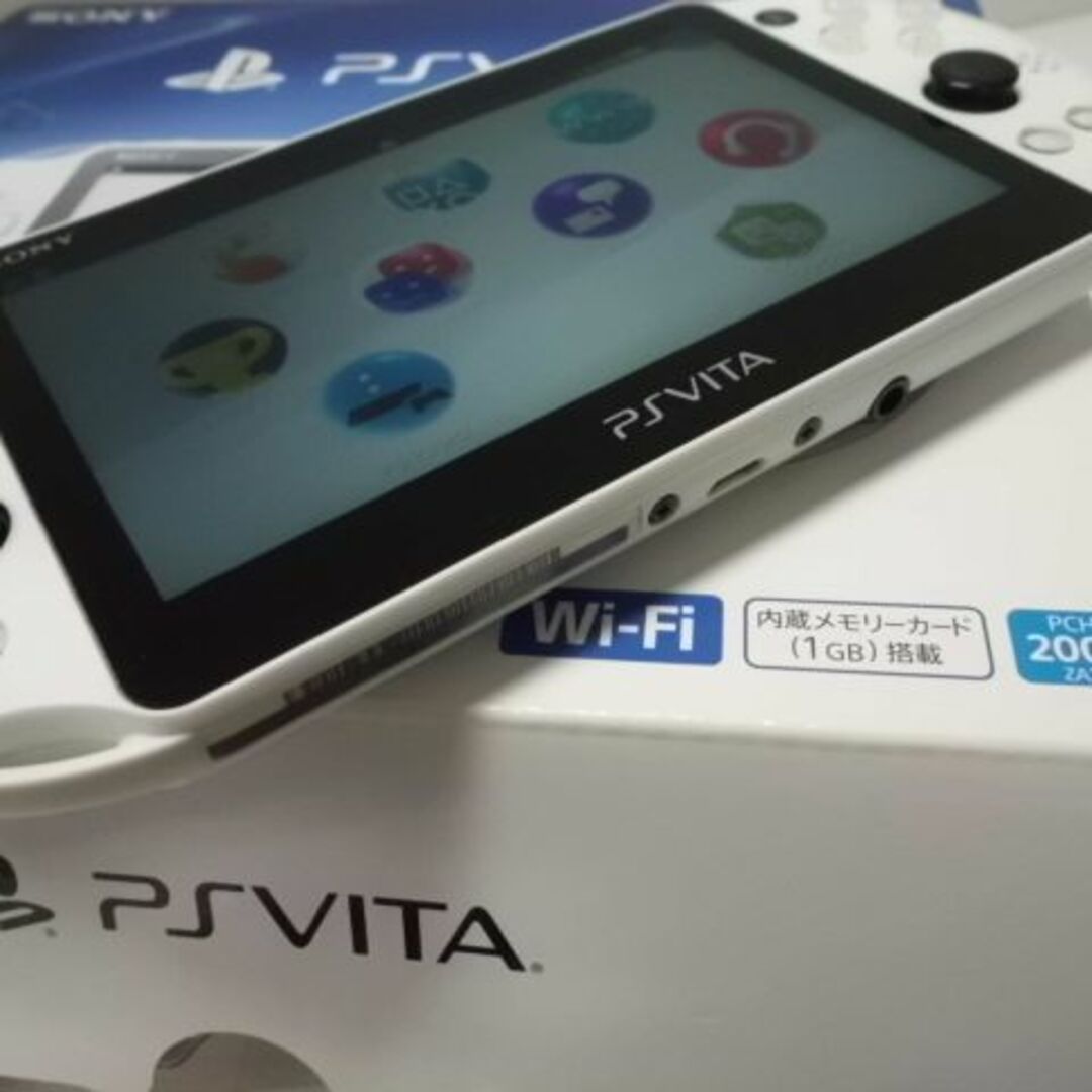 PlayStation Vita(プレイステーションヴィータ)のPSVITA PCH-2000 Glacier White エンタメ/ホビーのゲームソフト/ゲーム機本体(携帯用ゲーム機本体)の商品写真