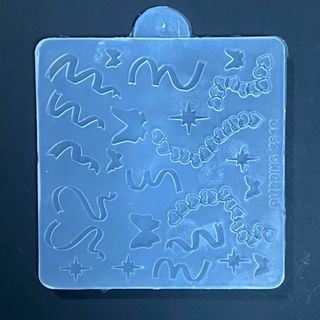 シリコンモールド　蝶々　コンフェッティ　トレカケース　レジン　デコパーツ　装飾(各種パーツ)