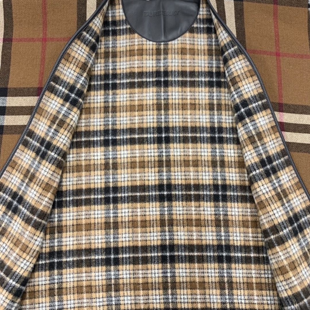 BURBERRY(バーバリー)の未使用 バーバリー BURBERRY アウター ケープ ポンチョ チェック リバーシブル ウール ブラウン系 レディースのジャケット/アウター(ポンチョ)の商品写真