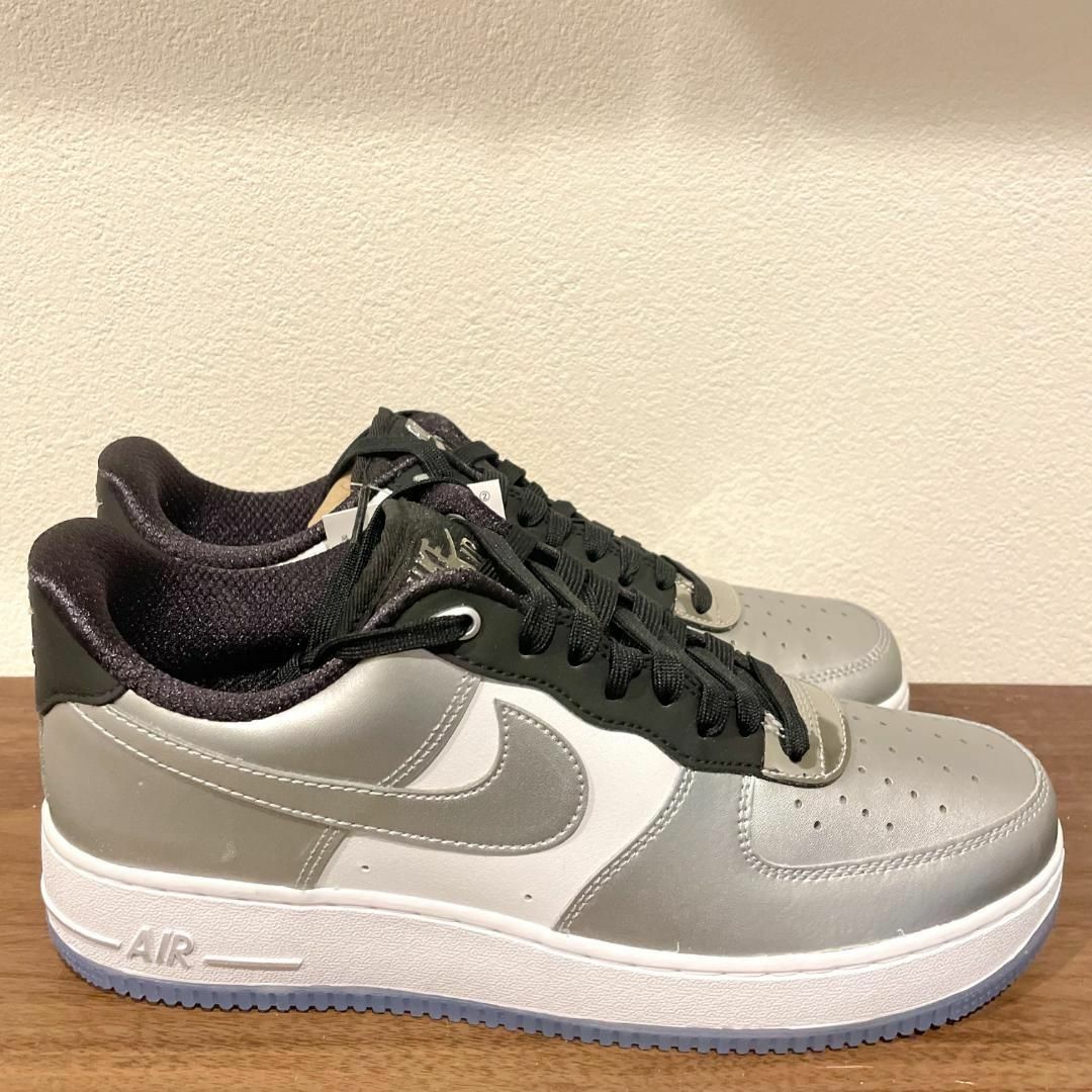 NIKE(ナイキ)のNIKE W AIR FORCE 1 '07 SE  ナイキ エア フォースワン メンズの靴/シューズ(スニーカー)の商品写真