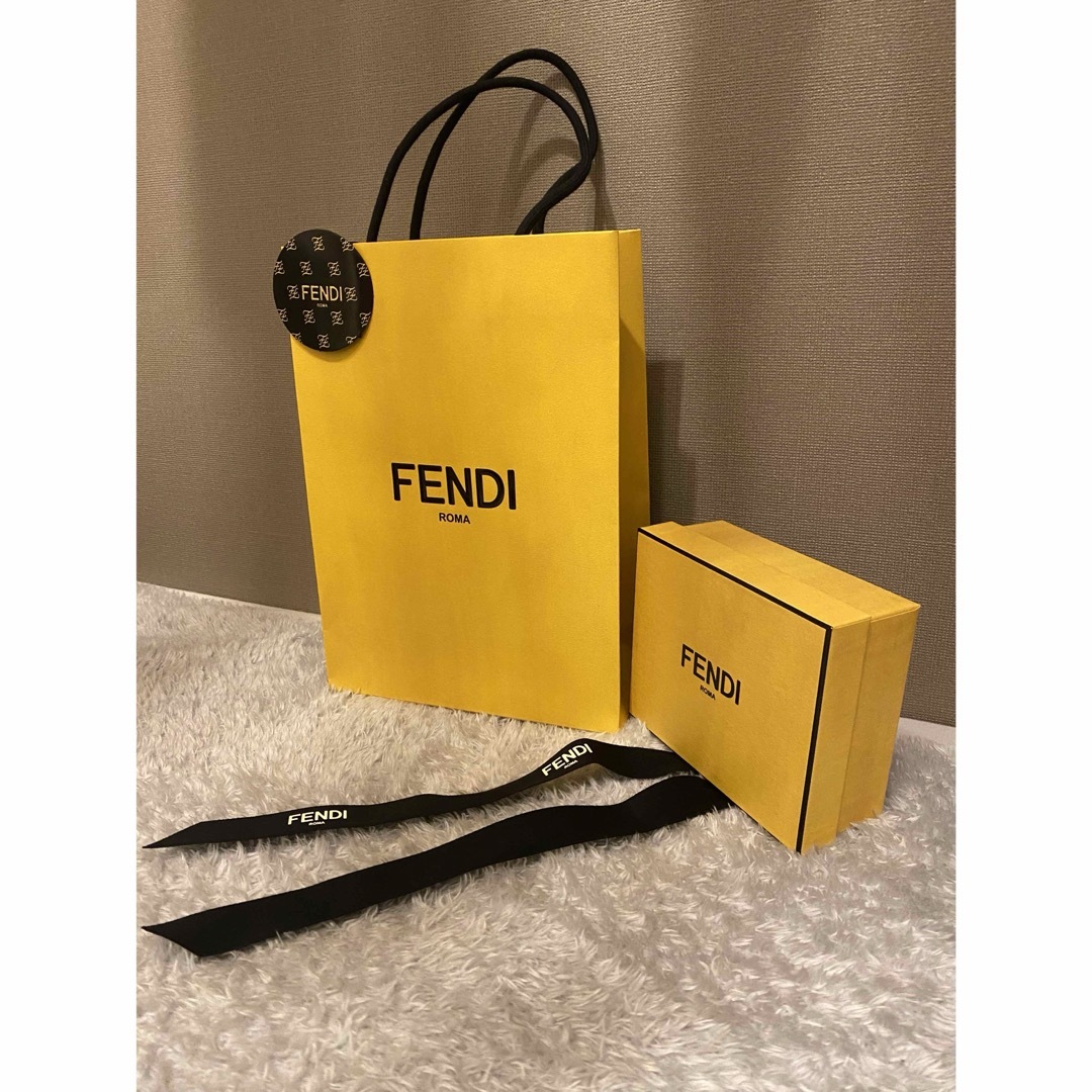 FENDI ショップ袋 たどりつけ 紙袋 FENDI ショップ袋 たどりつけ 紙袋