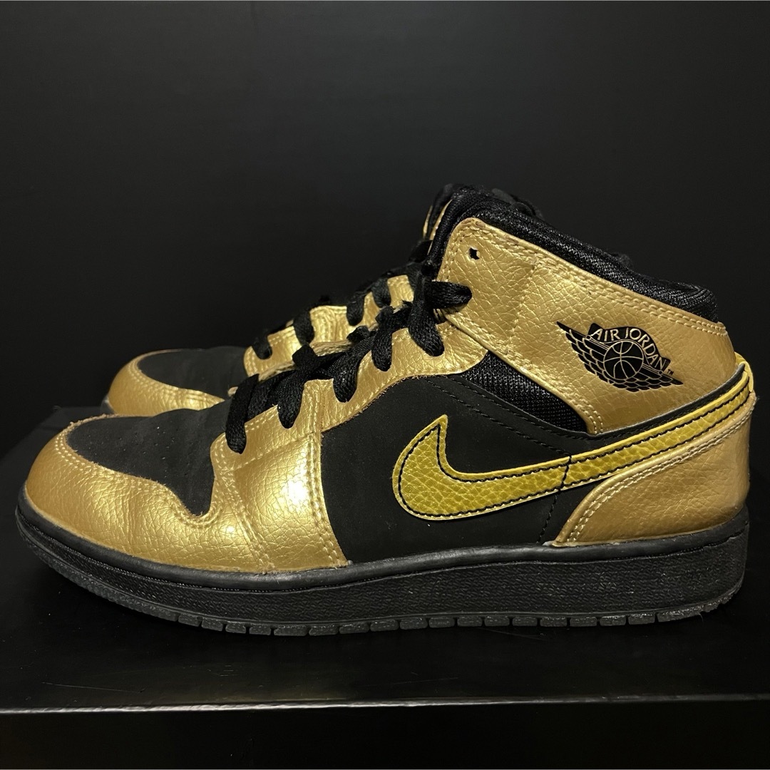 NIKE(ナイキ)のNIKE AIR JORDAN 1 MID GS Metallic Gold レディースの靴/シューズ(スニーカー)の商品写真