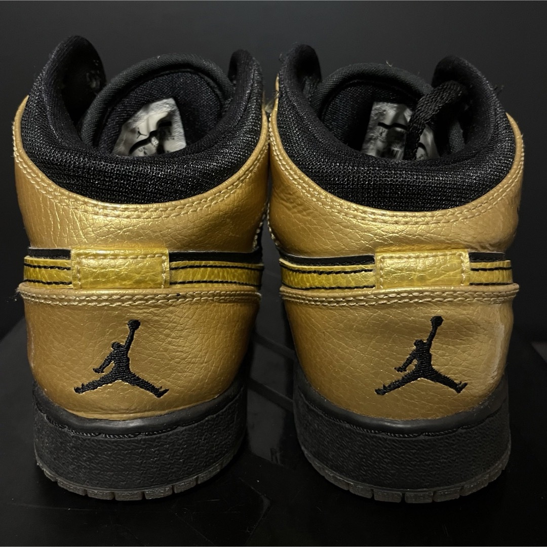 NIKE(ナイキ)のNIKE AIR JORDAN 1 MID GS Metallic Gold レディースの靴/シューズ(スニーカー)の商品写真