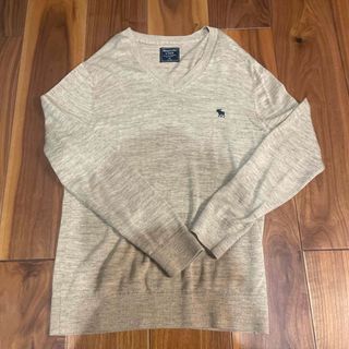 アバクロンビーアンドフィッチ(Abercrombie&Fitch)のアバクロ　ニット　Vネック　ベージュ　美品(ニット/セーター)