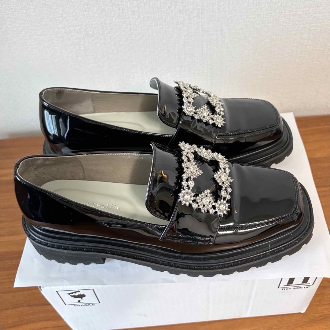 ORiental TRaffic(オリエンタルトラフィック)のオリエンタルトラフィック ビジュー ローファー ブラック 39 24.5cm レディースの靴/シューズ(ローファー/革靴)の商品写真