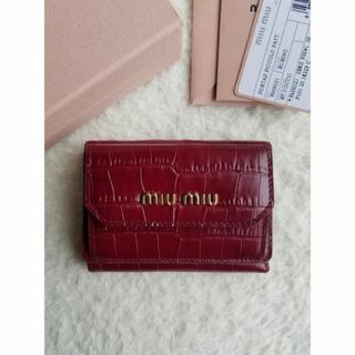 ミュウミュウ(miumiu)の国内完売 MIU MIU ミュウミュウ クロコ型押し 3つ折り財布 ルビー(財布)